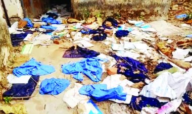 शासकीय स्कूल की बड़ी लापरवाही: यूनिफॉर्म कचरे में फेंकी गईं