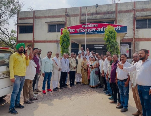 ई-चालान की अधिक जुर्माना राशि लेने से जनता त्रस्त , कांग्रेस ने RTO अधिकारी को सौंपा ज्ञापन