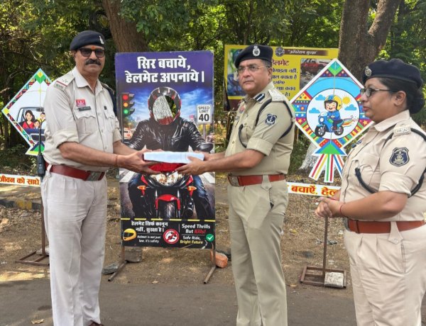 एसपी दुर्ग का मानवीय कदम—तपती धूप में ड्यूटी कर रहे जवानों को राहत सामग्री