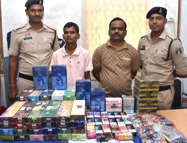 अवैध हुक्का व ई-सिगरेट बिक्री पर पुलिस का छापा, दो गिरफ्तार