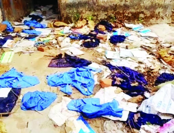 शासकीय स्कूल की बड़ी लापरवाही: यूनिफॉर्म कचरे में फेंकी गईं