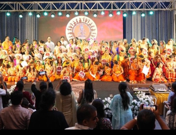 “आहार्यम” में वेशभूषा के साथ कथक की सांस्कृतिक यात्रा ने बांधा समां