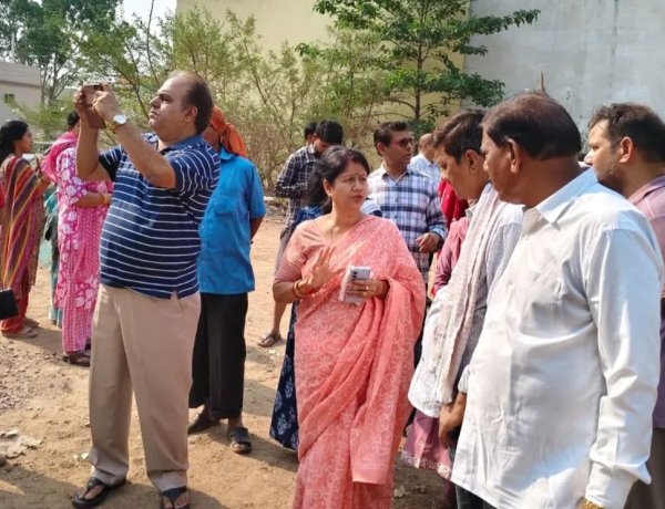 वार्ड 40 में महापौर का दौरा: तालाब बचाने सख्ती, पाइपलाइन-नाली निर्माण जल्द