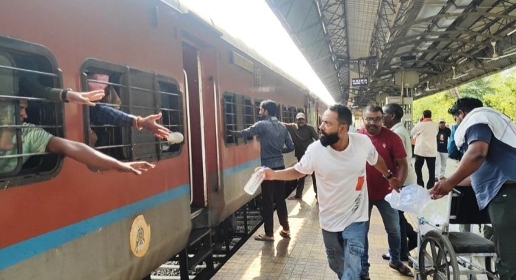 गर्मी में सेवा का संकल्प: साईं नाथ समिति ने ट्रेन यात्रियों को पिलाया ठंडा पानी