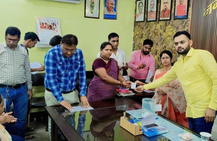 कम कीमत में आधुनिक आवास, लॉटरी से हुआ चयन—महापौर ने बांटे मकान