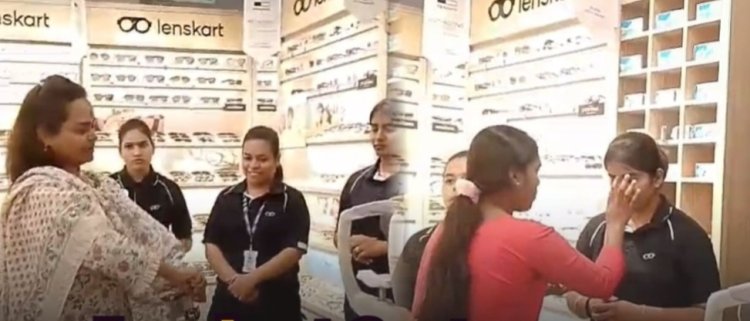 धार्मिक प्रतीकों पर बवाल: रायपुर में लेंसकार्ट शोरूम पर विरोध, कंपनी ने बदली गाइडलाइन