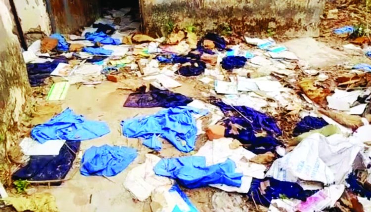 शासकीय स्कूल की बड़ी लापरवाही: यूनिफॉर्म कचरे में फेंकी गईं