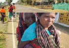 90 वर्षीय सास को पीठ पर बैठाकर 5 किलोमीटर पैदल बैंक पहुंची बहू, वृद्धावस्था पेंशन लेने की मजबूरी ने किया भावुक
