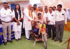 विधायक ललित चन्द्राकर ने दिव्यांग संतोष कुमार ठाकुर को प्रदान की बैटरी चलित ट्राइसिकल