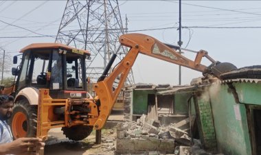 भिलाई : नाबालिक से दुष्कर्म के आरोपी किशोर चौहान उर्फ चेटा का अवैध मकान बुलडोजर से ध्वस्त