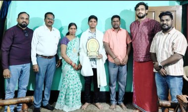 दुर्ग जिले में तीसरा स्थान पाने वाले मेधावी छात्र एस. कोरमा राव का सम्मान
