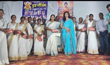 बुद्ध पूर्णिमा महोत्सव में निकली धम्म रैली, बुद्ध-अम्बेडकर के गीतों पर बच्चों ने दी प्रस्तुति