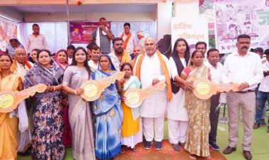 विधायक ललित चंद्राकर ने बेलौदी शिविर में हितग्राहियों को सौंपीं आवास की चॉबियां