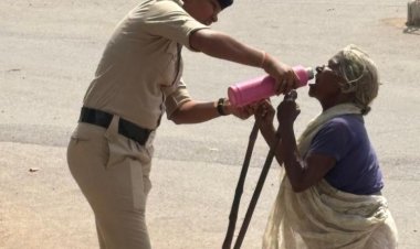 दुर्ग : राजेंद्र पार्क चौक पर महिला ट्रैफिक जवान की संवेदनशीलता, प्यास से व्याकुल वृद्धा की ऐसे की मदद