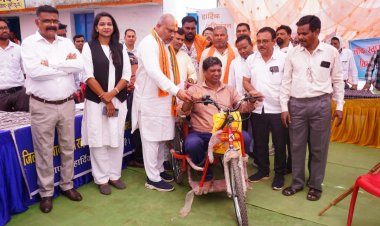 विधायक ललित चन्द्राकर ने दिव्यांग संतोष कुमार ठाकुर को प्रदान की बैटरी चलित ट्राइसिकल