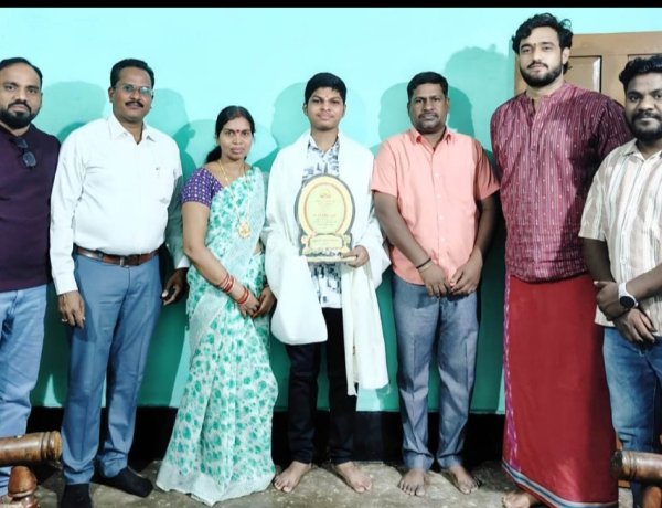 दुर्ग जिले में तीसरा स्थान पाने वाले मेधावी छात्र एस. कोरमा राव का सम्मान