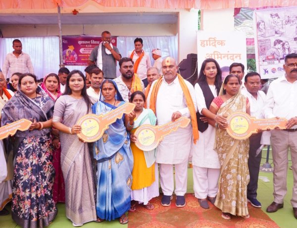 विधायक ललित चंद्राकर ने बेलौदी शिविर में हितग्राहियों को सौंपीं आवास की चॉबियां