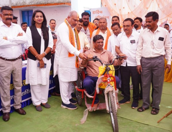 विधायक ललित चन्द्राकर ने दिव्यांग संतोष कुमार ठाकुर को प्रदान की बैटरी चलित ट्राइसिकल