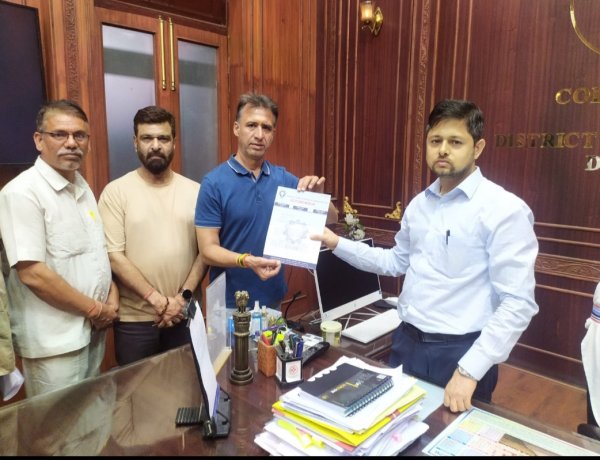 नवीन ट्रेड लाइसेंस व्यवस्था पर व्यापारियों ने रखा सुझाव, जिलाधीश को सौंपा ज्ञापन