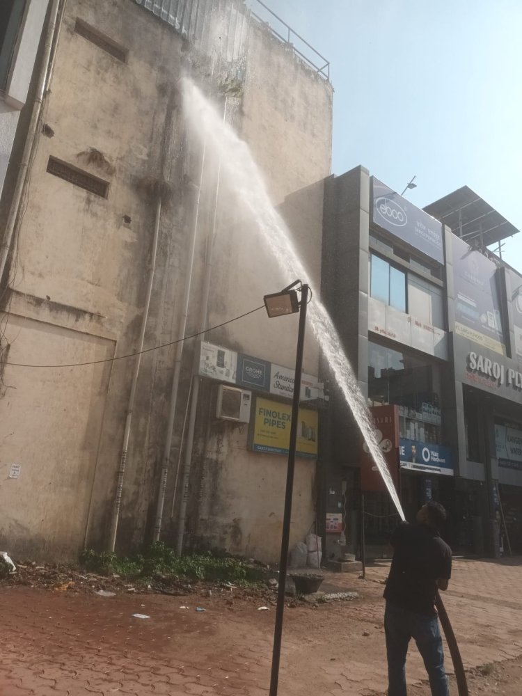 दक्षिण गंगोत्री में एवन इलेक्ट्रॉनिक्स में लगी आग, बड़ा हादसा टला