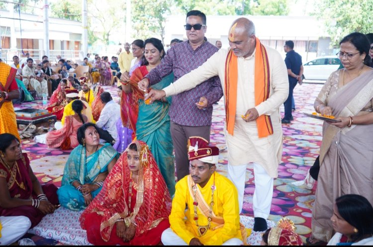 मुख्यमंत्री कन्या विवाह योजना में 15 जोड़े परिणय सूत्र में बंधे, विधायक ललित चंद्राकर व रिकेश सेन ने दिया आशीर्वाद