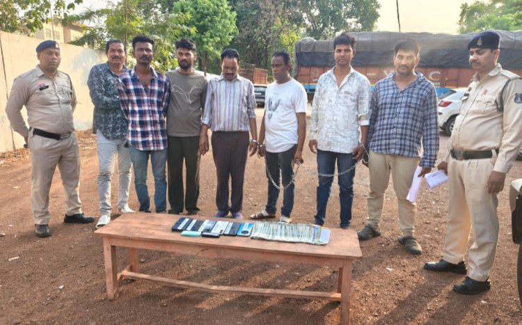 शिवनाथ नदी किनारे जुआ खेलते 7 आरोपी गिरफ्तार, नगदी समेत वाहन और मोबाइल जब्त