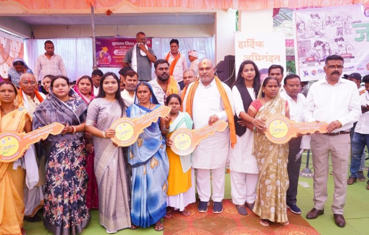 विधायक ललित चंद्राकर ने बेलौदी शिविर में हितग्राहियों को सौंपीं आवास की चॉबियां