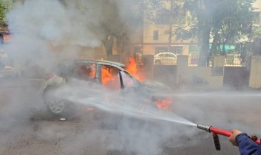 हेमचंद यादव विश्वविद्यालय के पास कार में आग, त्वरित कार्रवाई से बड़ा नुकसान टला