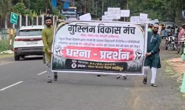 मुस्लिम समाज ने मंत्रजाप अनिवार्यता के आदेश के विरोध में निकाली मौन रैली, राज्यपाल के नाम सौंपा ज्ञापन