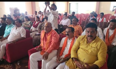 दुर्ग : धनोरा में भाजपा कार्यकर्ताओं संग विधायक ललित चंद्राकर ने सुना 'मन की बात' का 135वां संस्करण