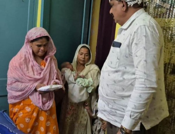 हुडको मस्जिद कमेटी मिली सड़क हादसे के मृत नौजवान के परिवार से, सौंपी सहायता राशि