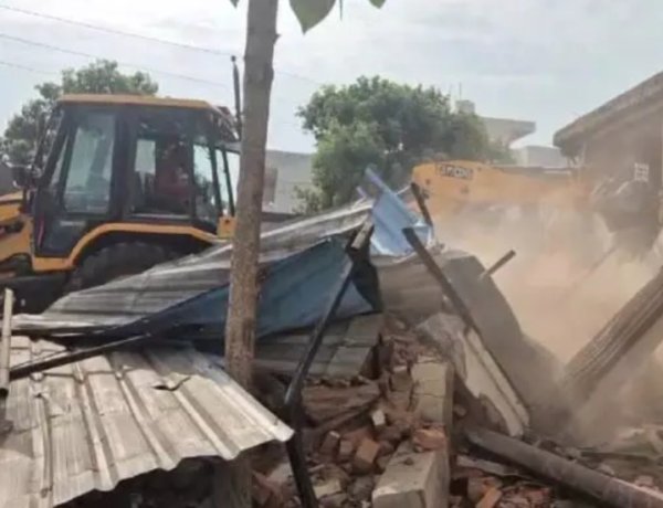 भिलाई निगम की बड़ी कार्रवाई: हाई कोर्ट के आदेश पर अवैध मदरसा ढहाया, गरीबों के आवास के लिए भूमि कराई मुक्त
