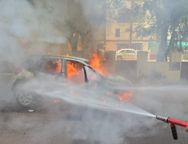 हेमचंद यादव विश्वविद्यालय के पास कार में आग, त्वरित कार्रवाई से बड़ा नुकसान टला