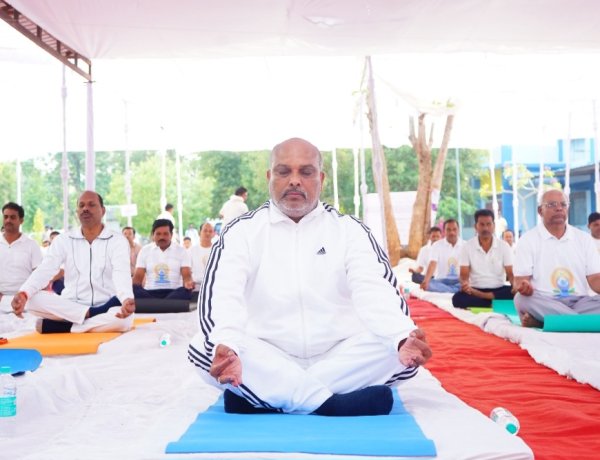 अंतर्राष्ट्रीय योग दिवस पर खैरागढ़ में गूंजा योग का संदेश, विधायक ललित चंद्राकर ने दिलाई नशामुक्ति की शपथ