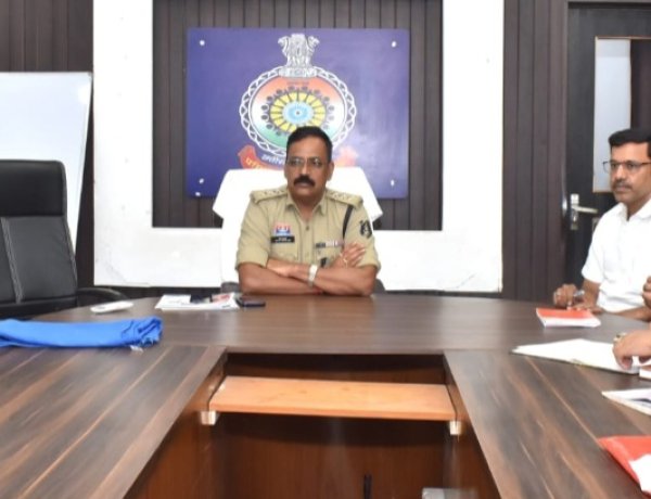 कूरियर और ई-कॉमर्स के जरिए नशीले पदार्थ व घातक हथियारों की सप्लाई रोकने सख्त कदम, दुर्ग में पुलिस-प्रशासन की संयुक्त बैठक