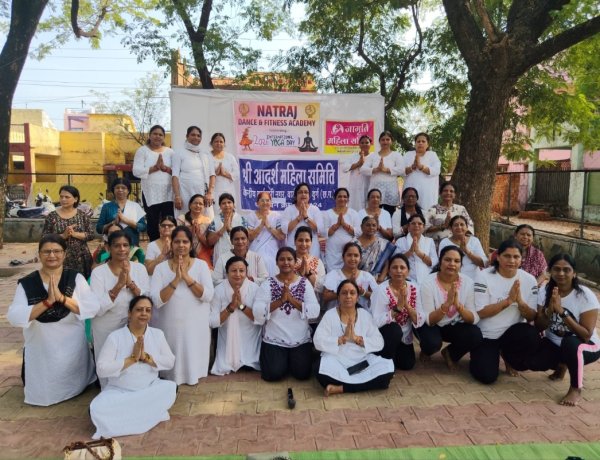 विश्व योग दिवस पर कर्मचारी नगर में सामूहिक योगाभ्यास, महिलाओं-बच्चों ने दिया स्वास्थ्य का संदेश