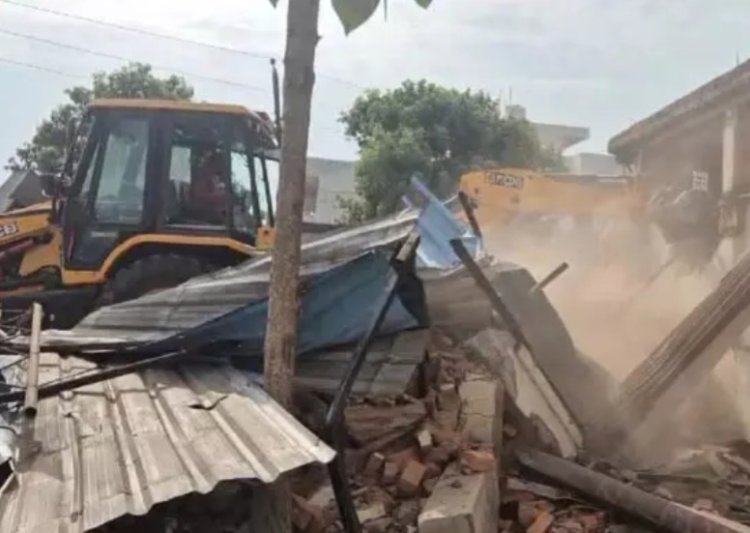 भिलाई निगम की बड़ी कार्रवाई: हाई कोर्ट के आदेश पर अवैध मदरसा ढहाया, गरीबों के आवास के लिए भूमि कराई मुक्त