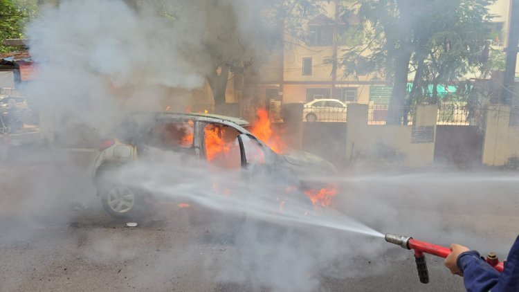 हेमचंद यादव विश्वविद्यालय के पास कार में आग, त्वरित कार्रवाई से बड़ा नुकसान टला