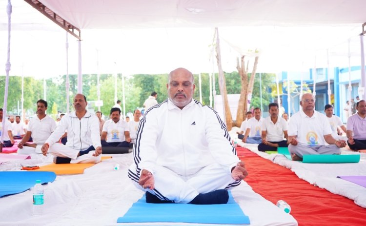 अंतर्राष्ट्रीय योग दिवस पर खैरागढ़ में गूंजा योग का संदेश, विधायक ललित चंद्राकर ने दिलाई नशामुक्ति की शपथ