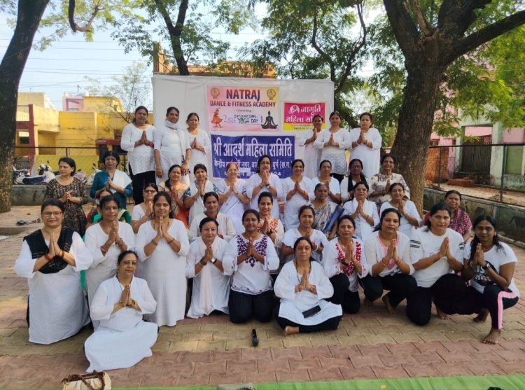 विश्व योग दिवस पर कर्मचारी नगर में सामूहिक योगाभ्यास, महिलाओं-बच्चों ने दिया स्वास्थ्य का संदेश