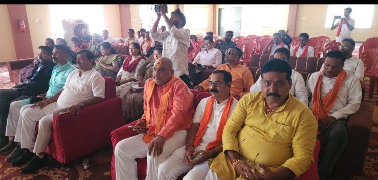 दुर्ग : धनोरा में भाजपा कार्यकर्ताओं संग विधायक ललित चंद्राकर ने सुना 'मन की बात' का 135वां संस्करण