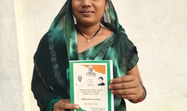 सीएम हेल्पलाइन 1076 से बनी बात, अभिषेक चतुर्वेदी के परिवार को मिला राशन कार्ड