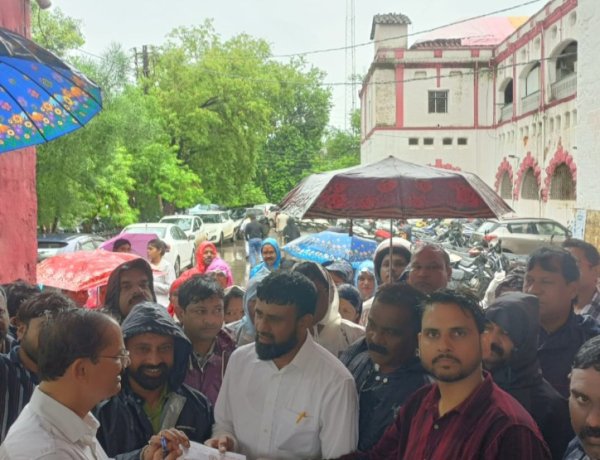 दुर्ग में स्वास्थ्य कर्मियों ने वेतन विसंगति, विभागीय पदोन्नति और नियमित भर्ती की मांग को लेकर किया सांकेतिक प्रदर्शन
