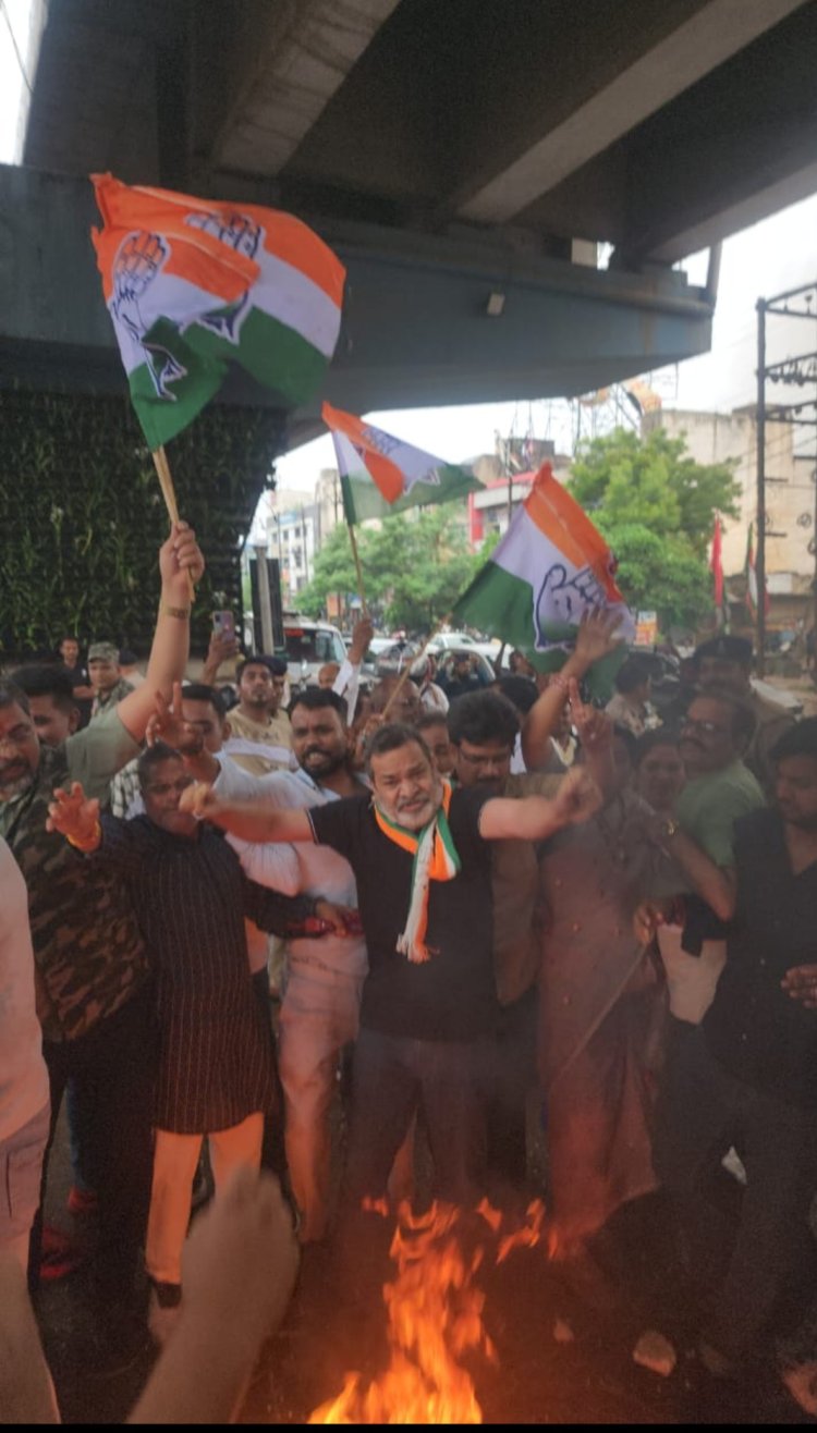 राहुल गांधी की गिरफ्तारी के विरोध में भिलाई में कांग्रेस का प्रदर्शन, बारिश में फूंका प्रधानमंत्री मोदी का पुतला