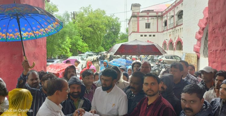 दुर्ग में स्वास्थ्य कर्मियों ने वेतन विसंगति, विभागीय पदोन्नति और नियमित भर्ती की मांग को लेकर किया सांकेतिक प्रदर्शन