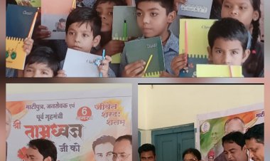 पूर्व गृहमंत्री ताम्रध्वज साहू का जन्मदिन सेवा कार्यों के साथ मनाया, अयूब खान ने बच्चों में बांटी कॉपियां व मिठाइयाँ