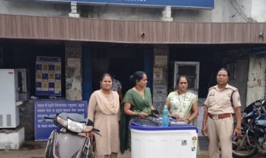 कर्ज की किश्त और ब्याज को लेकर दबाव बनाने वाली दो महिलाएं गिरफ्तार, घर से ले गए एक्टिवा-वाशिंग मशीन और मोबाइल बरामद