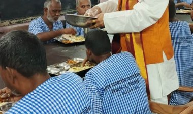 फील परमार्थम् में सादगी से मना जन्मदिन, डॉ. महेश शर्मा ने निराश्रितों के बीच बांटी खुशियां