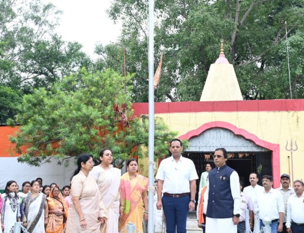 नगर निगम मुख्यालय में महापौर अलका बाघमार ने फहराया तिरंगा, उत्कृष्ट कार्य करने वाले अधिकारी-कर्मचारी हुए सम्मानित