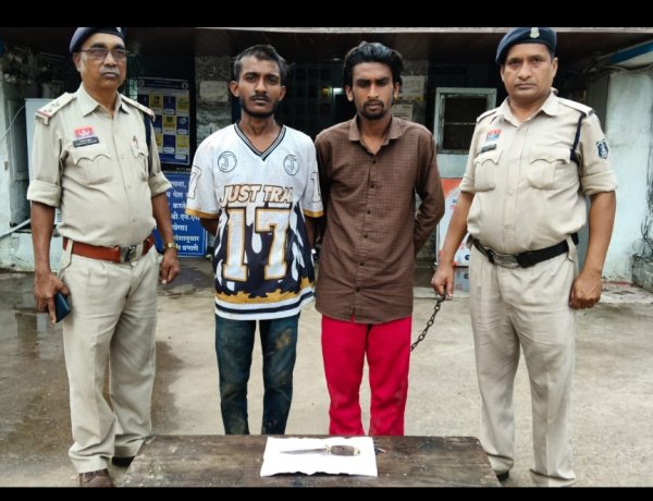 समोसा ठंडा होने की बात पर विवाद, युवक पर धारदार हथियार से जानलेवा हमला; दो आरोपी गिरफ्तार